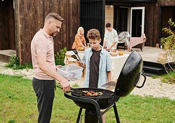 Grill czy ognisko – co lepiej sprawdzi się na letnim spotkaniu w ogrodzie z rodziną?