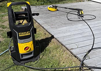 Ekspresowe mycie tarasu – test szczotki Patio Cleaner i mocy Stanley Fatmax SXFPW25PE