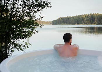Wanna ogrodowa przez cały rok: Jak przygotować domowe SPA na zimowe kąpiele?