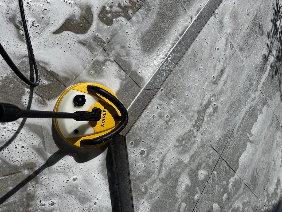 System podawania detergentu w myjce Stanley Fatmax. Nakładanie chemii 365pro przy użyciu myjki ciśnieniowej Stanley Fatmax.
