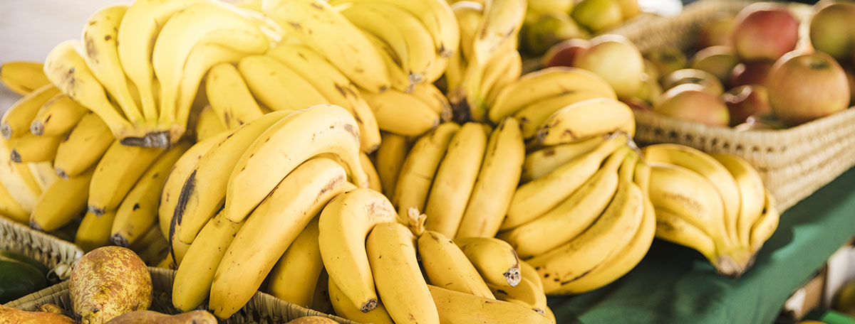 nawóz z bananów dojrzałe żółte banany na stole
