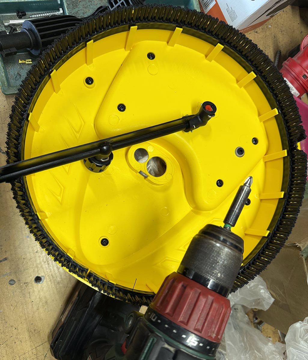 Jak działa szczotka Patio w myjce Stanley Fatmax? Mechanizm rotacyjny. Widok na dwie rotacyjne dysze pod kopułą szczotki Patio Cleaner myjki Stanley Fatmax.