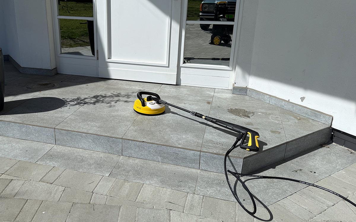 Szczotka Patio Cleaner Stanley w akcji na schodach. Mycie schodów wejściowych myjką ciśnieniową Stanley Fatmax SXFPW25PE z użyciem szczotki Patio.