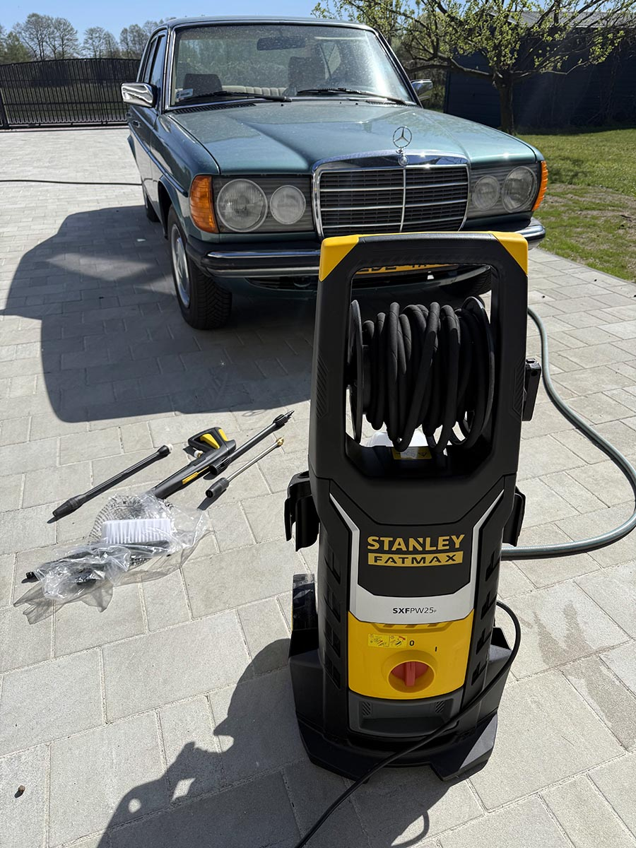 Stanley Fatmax SXFPW25PE – Najmocniejsza myjka ciśnieniowa do domu w tej klasie. Profesjonalna myjka ciśnieniowa Stanley Fatmax SXFPW25PE z mosiężną pompą i pełnym osprzętem na podjeździe.