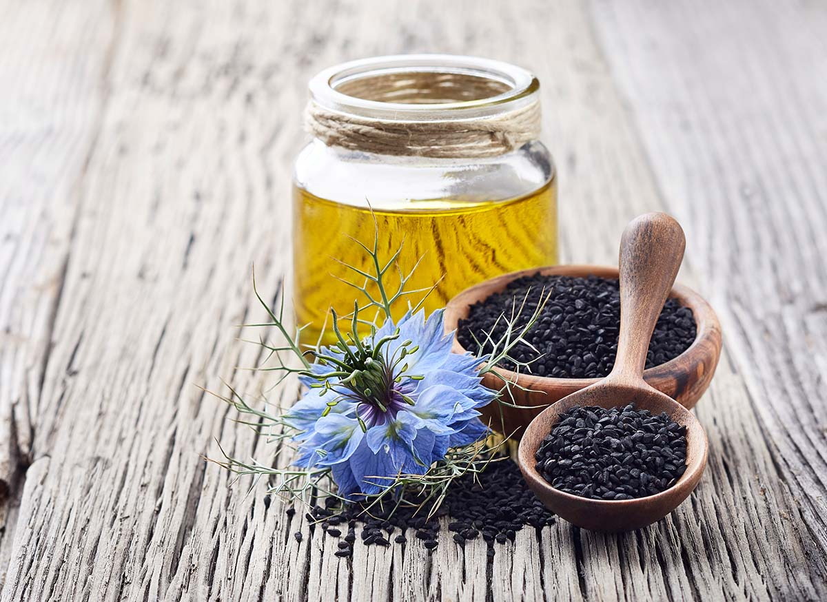 Co kryje w sobie olej z czarnuszki? skład olej z czarnuszki: tymochinon, kwasy omega-6 i omega-9, witamina E.